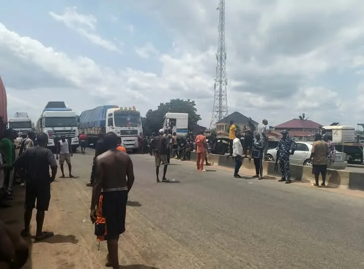 Truck Drivers Block Benin-Lagos Highway Over Alleged N10,000 Bribe Demand