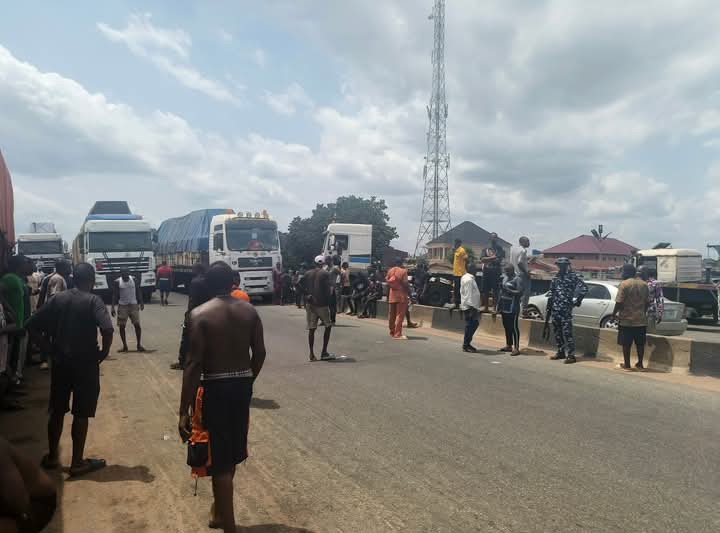 Truck Drivers Block Benin-Lagos Highway Over Alleged N10,000 Bribe Demand