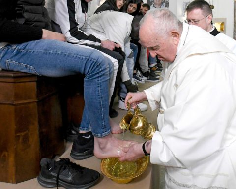 Pope Francis washing the feet of a faithful just like Christ washed the feed of his disciples