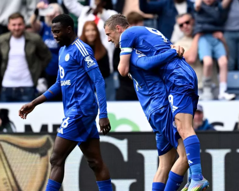 Jamie Vardy celebrates after netting his th goal for Foxes