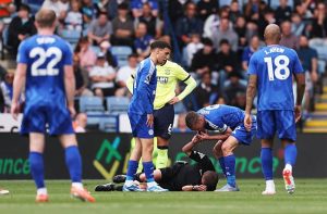 Jamie Vardy turns referee as official ref falls after collision injury Jamie Vardy turns referee as official ref falls after collision injury