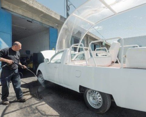 Men work on turning the popemobile into a health clinic (Caritas )