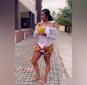 Tiwa Savage waos fans with simple home girl outfit Tiwa Savage waos fans with simple home girl outfit