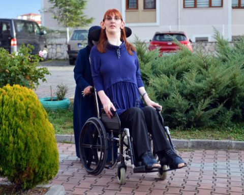 Agony Of Flight: World's Tallest Woman Forced To Pay For Six Aircraft Seats