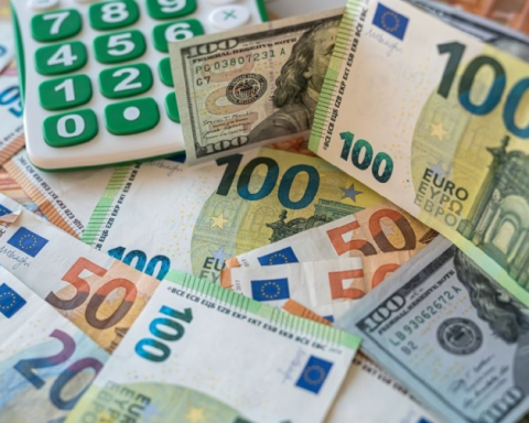 Dollar Sells At N1,338/$, Naira Gains Ground Against Pound, Euro