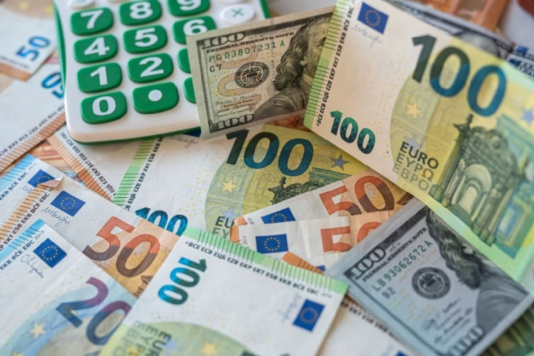Dollar Sells At N1,338/$, Naira Gains Ground Against Pound, Euro