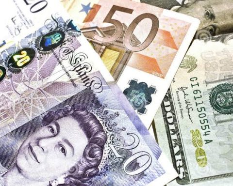 Official Market Traders Reduce Dollar, Euro, Pound Rates